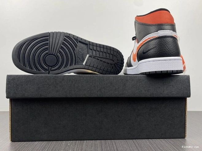 Jordan1 Zig WellDesigned Zag DN4929- 3700 Mid 1026